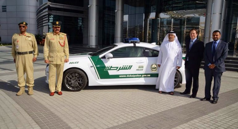 Polícia do Dubai apresenta a sua nova máquina