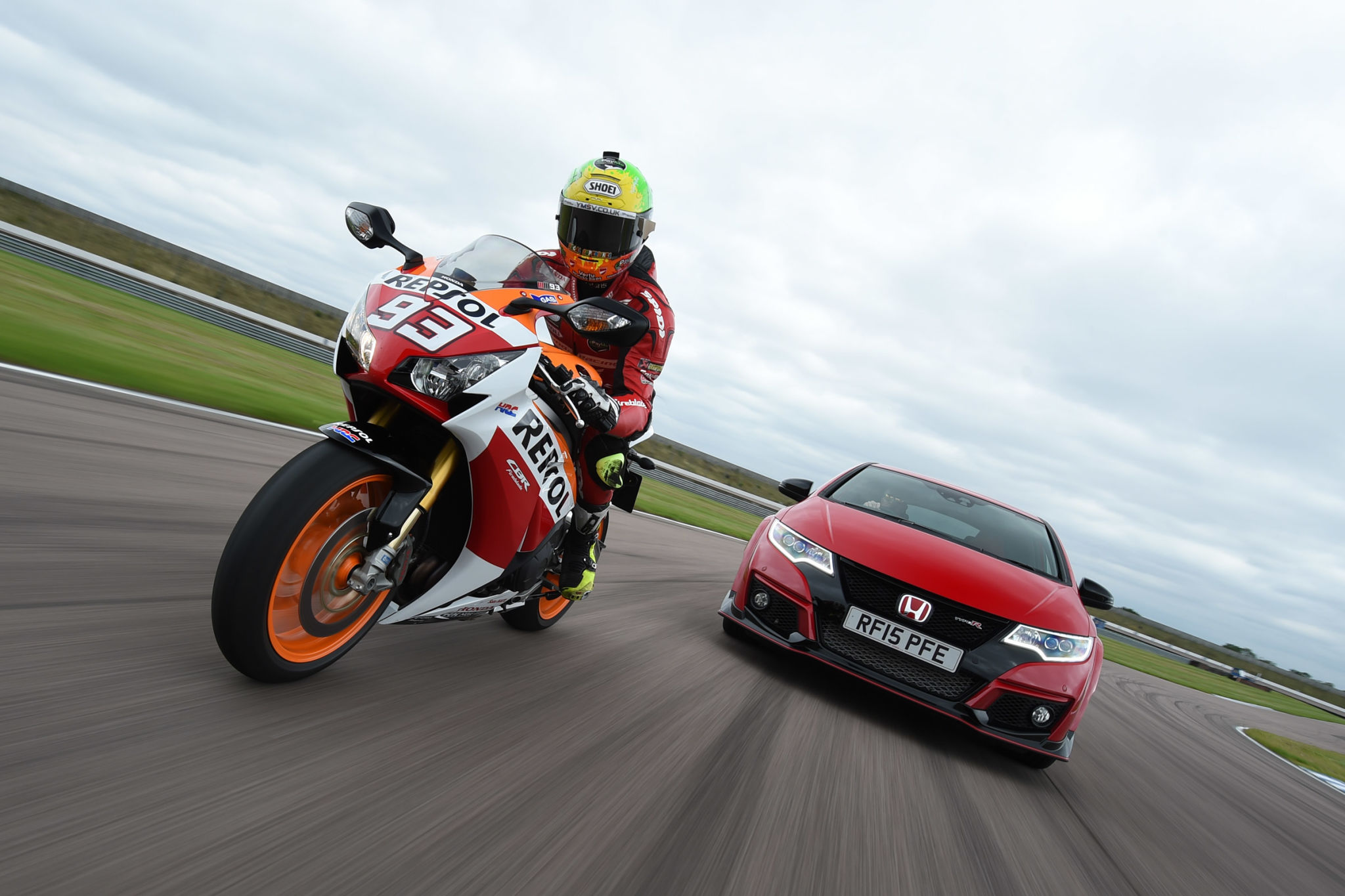 Civic Type-R vs CBR1000RR Fireblade SP: Quem ganha?