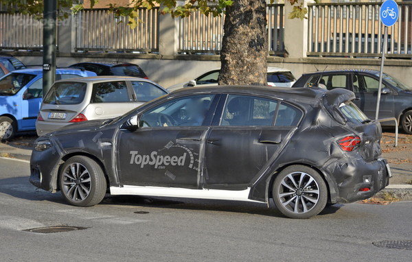 Fiat TIPO hatchback apanhado em testes