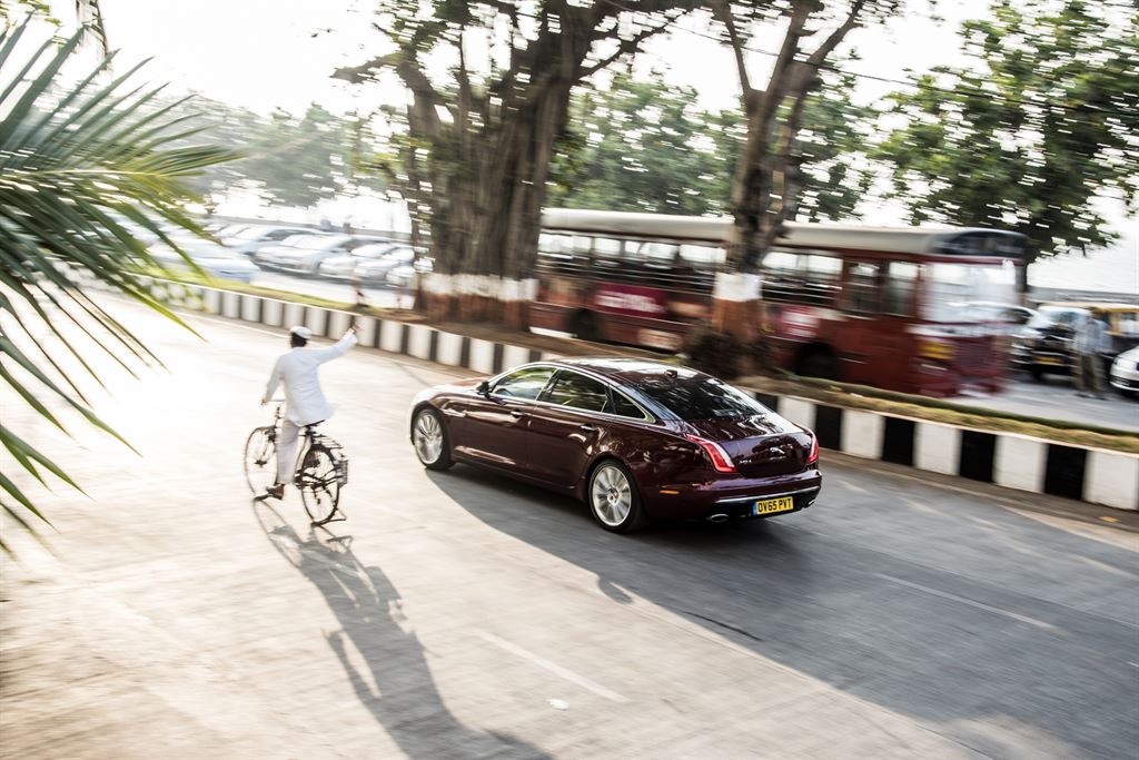 Jaguar XJ L desafia Dabbawalla em Mumbai