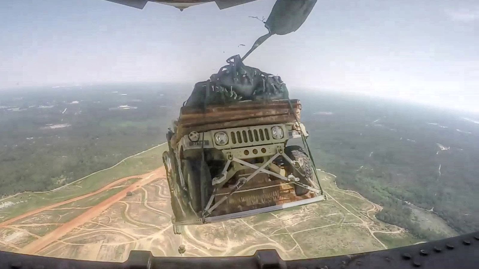 C-17 Globmaster lança Humvee’s pelos ares!