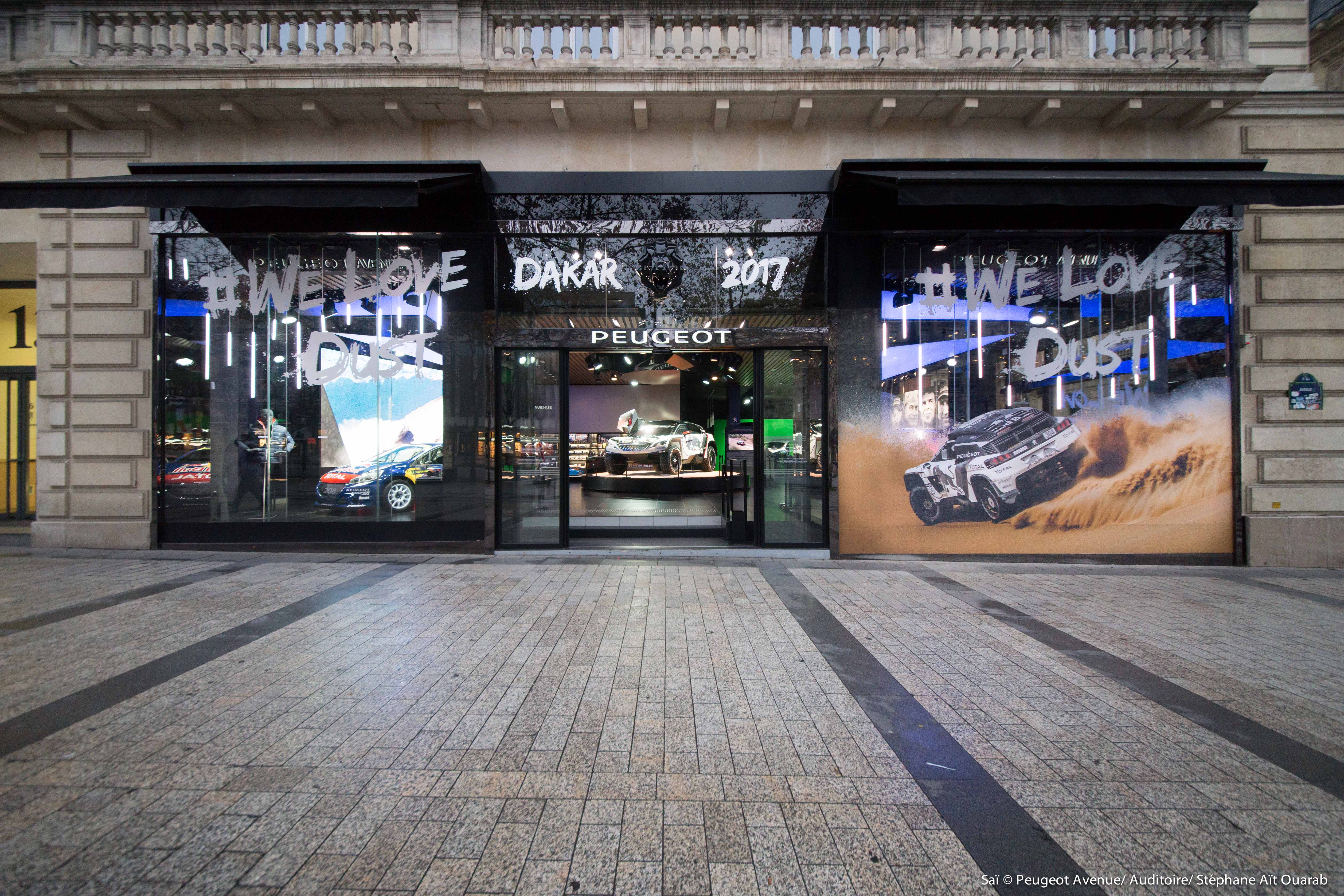 Peugeot Avenue Paris com exposição sobre o Dakar