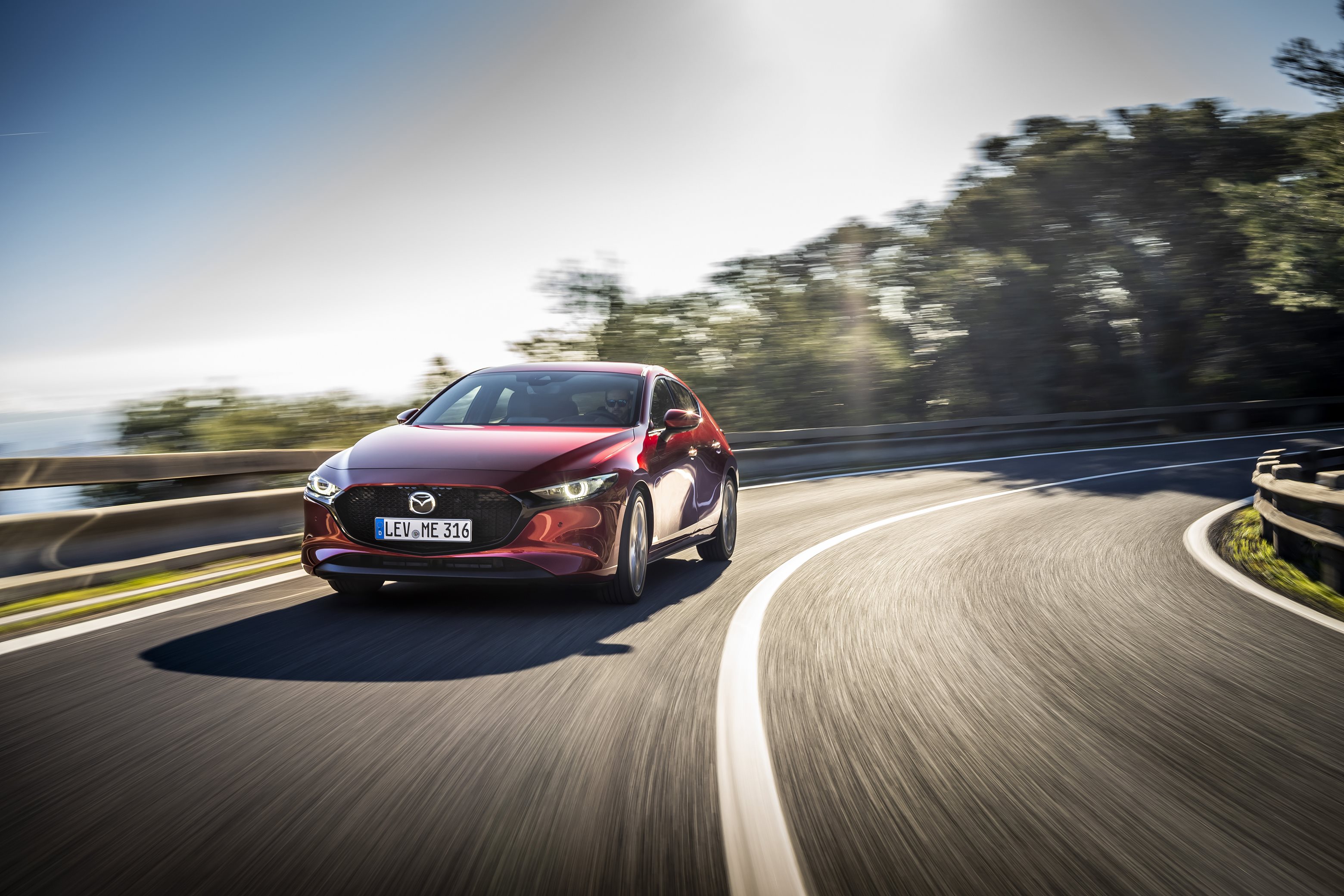 Mazda3 já disponível com motor Skyactiv-X
