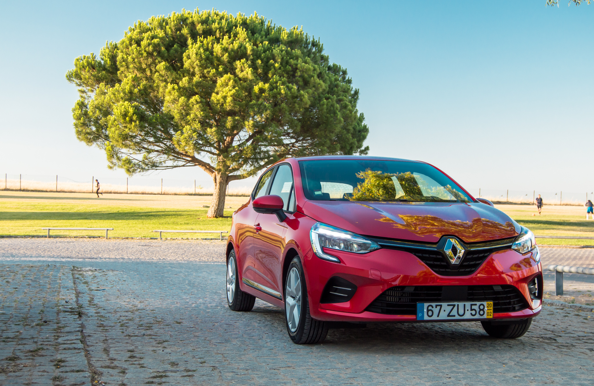 Dois depósitos. Mais autonomia. Testámos o Renault Clio Bi-Fuel