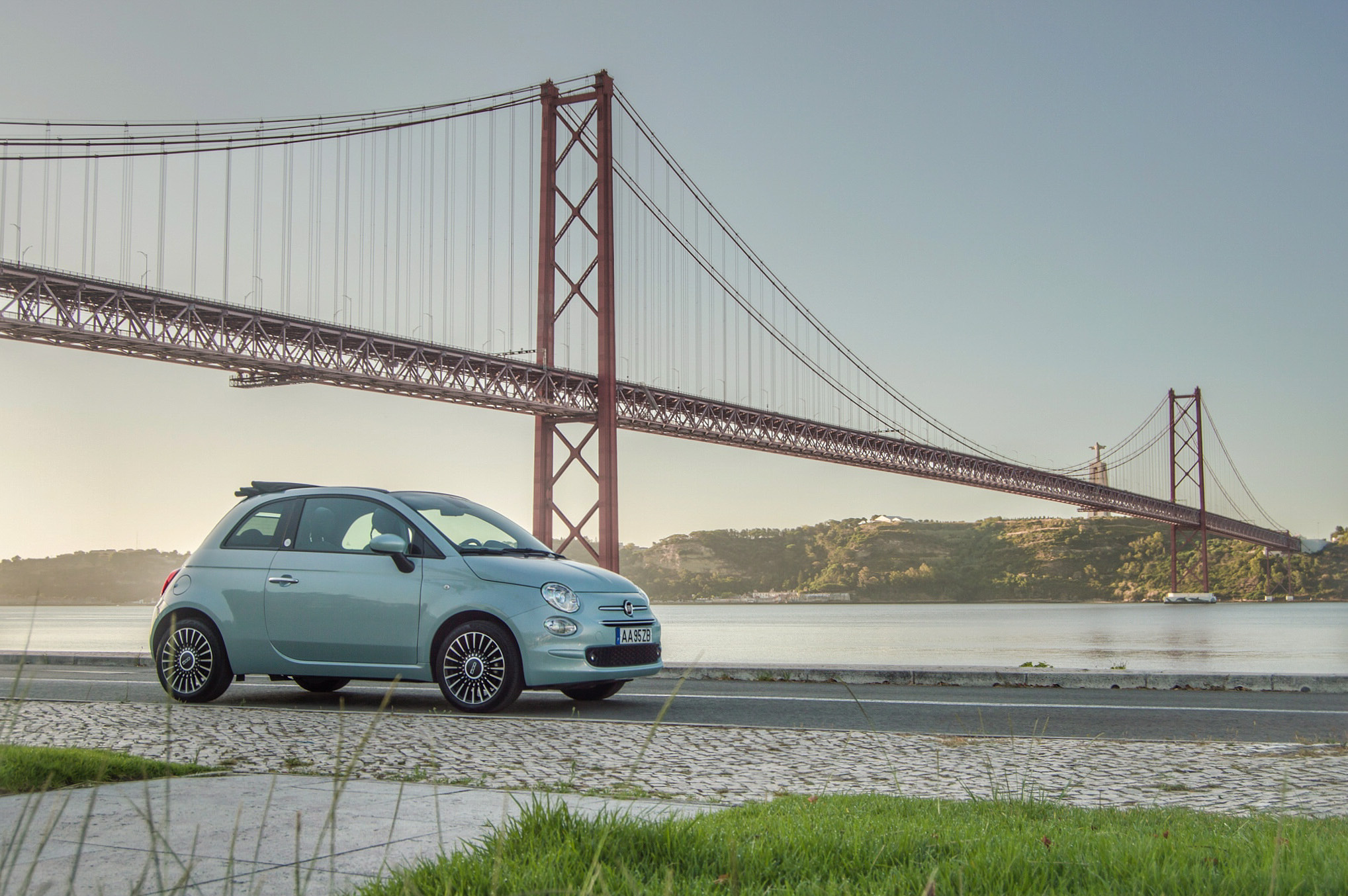 Agora com “ajuda electrificada” – Como se porta o FIAT 500C Hybrid?