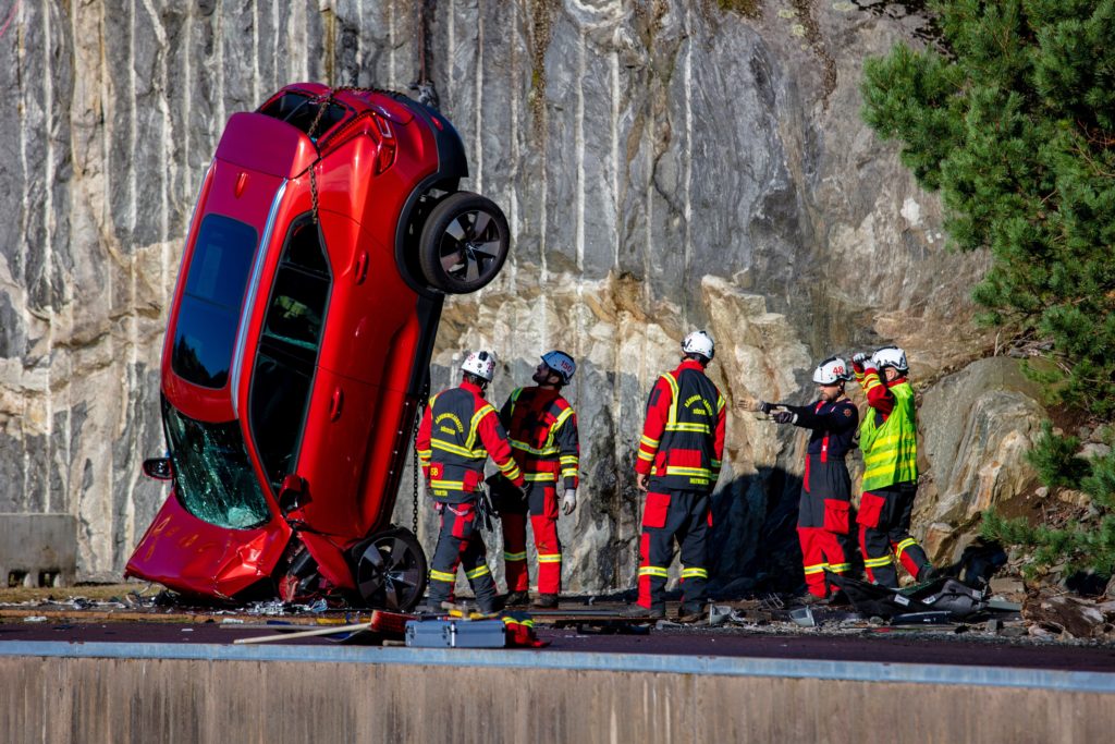 Sejam fortes: A Volvo mandou 10 carros ao chão a partir de uma grua