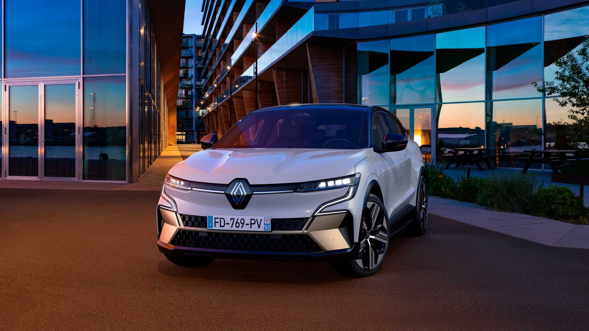 Renault Megane E-Tech 100% Elétrico chega aos concessionários nacionais