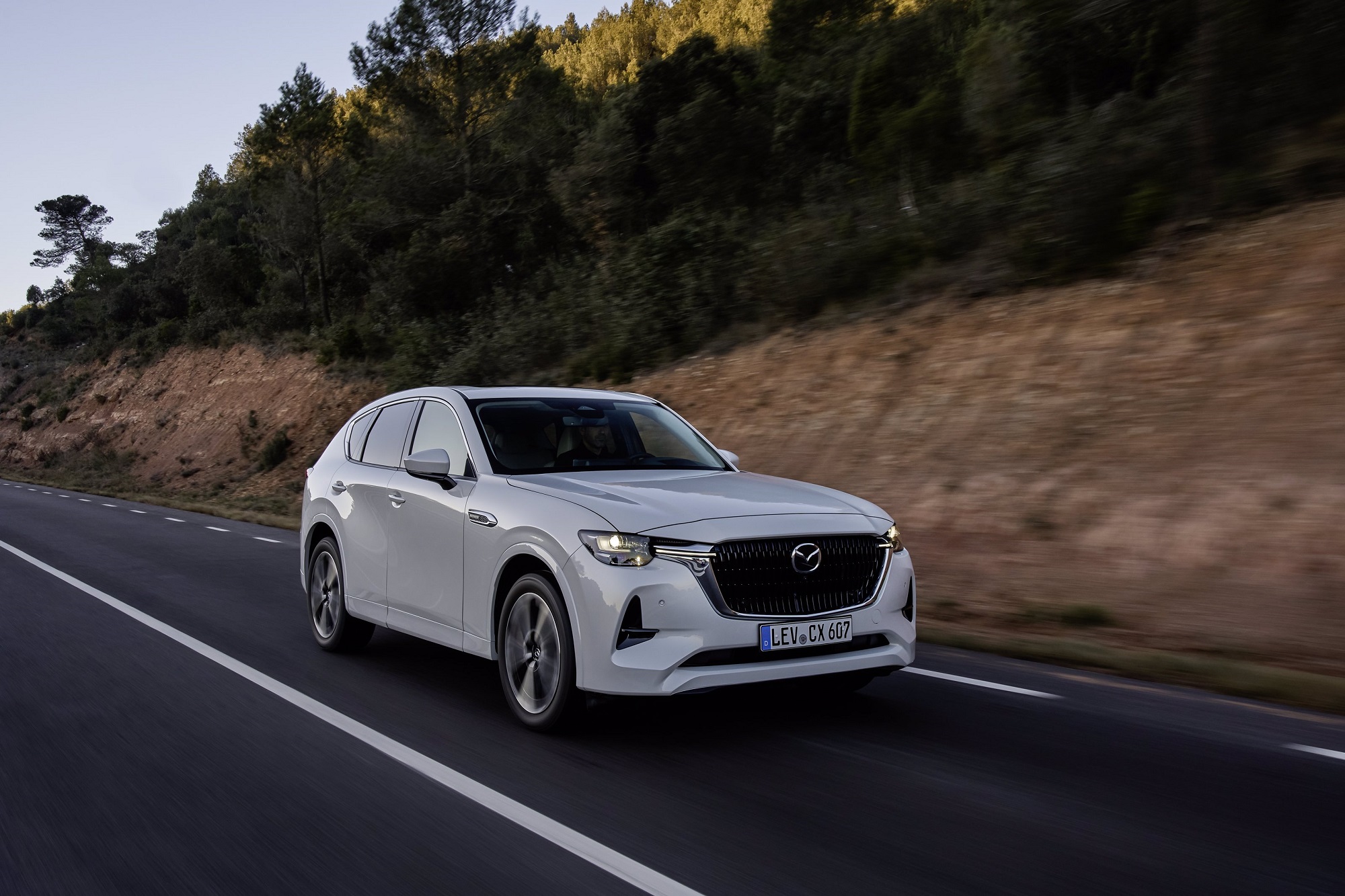 Mazda CX-60 com novo motor diesel de seis cilindros em linha chega a Portugal
