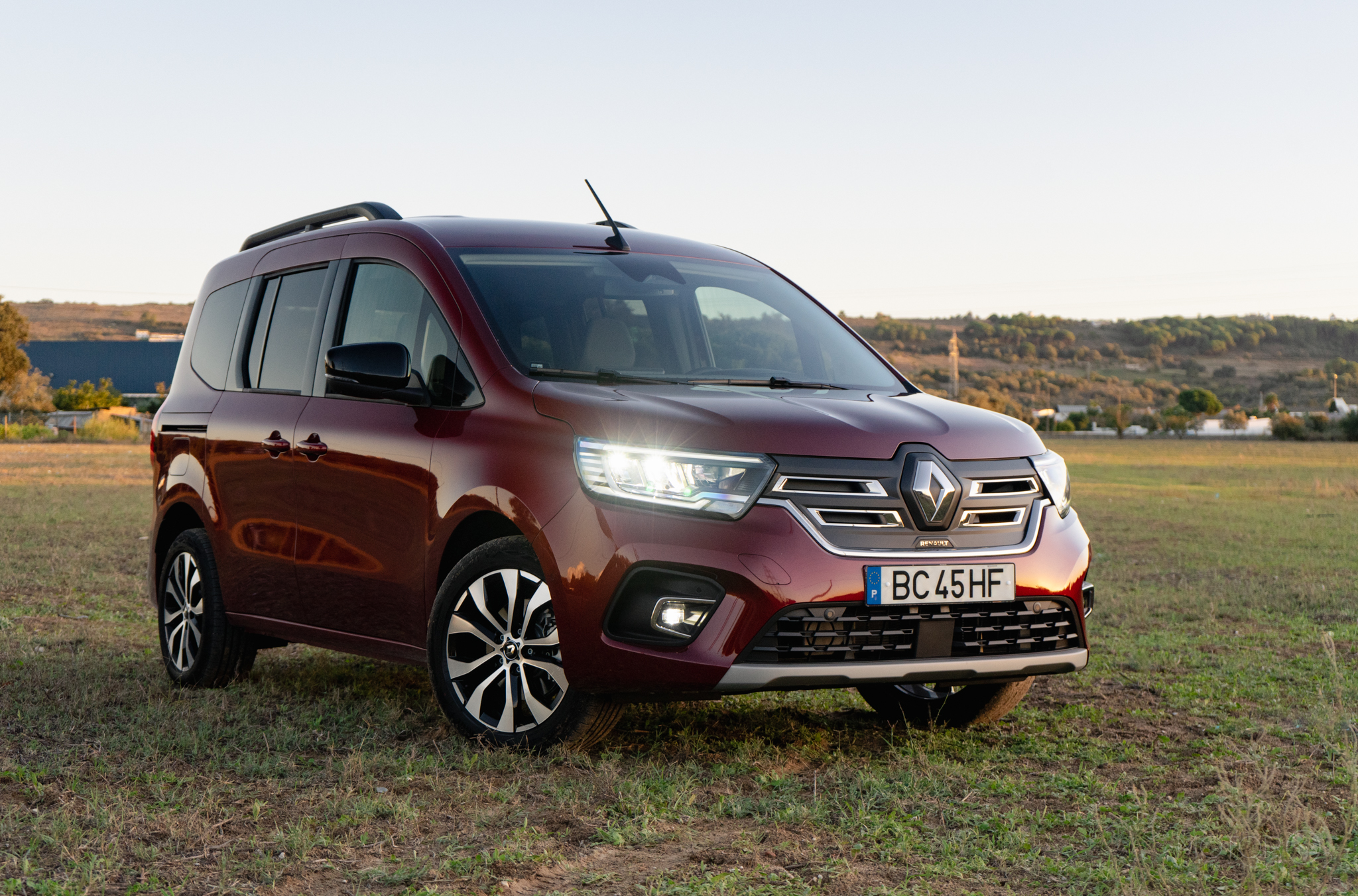 “Sem ruído”: Testámos a Renault Kangoo E-Tech