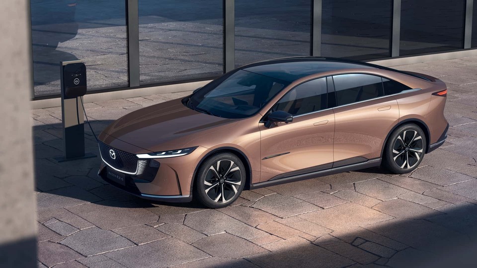 Mazda apresenta a berlina 100% elétrica EZ-6
